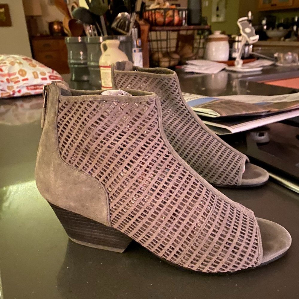BEAUTIFUL EILEEN FISHER GRAY MESH SANDALS 7 VGC